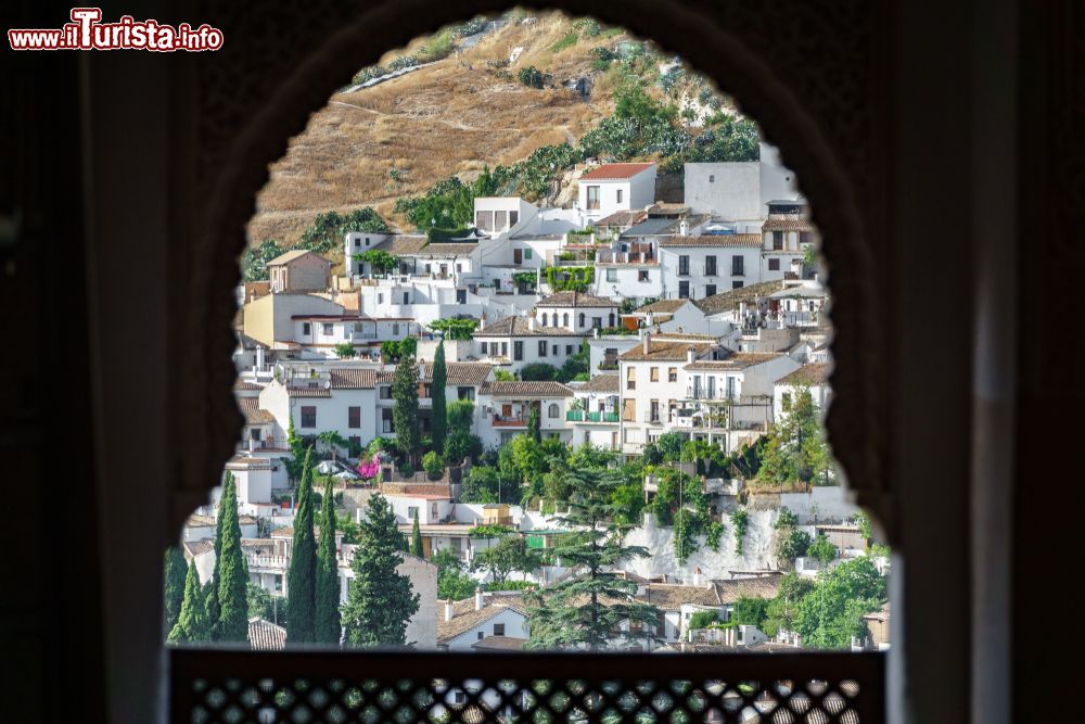 Immagine Il quartiere arabo di Albaicin fotografato attraverso una porta dell'Alhambra a Granada, Andalusia, Spagna.