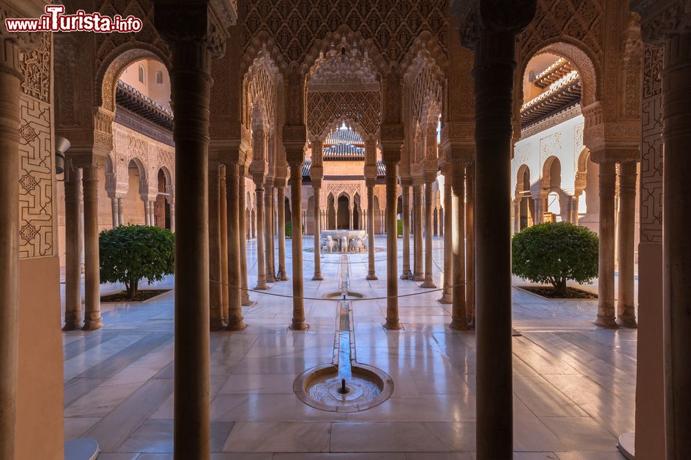 Immagine Scorcio interno del palazzo dell'Alhambra a Granada, Andalusia, Spagna. Questo importante raggruppamento di palazzi andalusi si estende su un'area di 104 mila metri quadrati. L'Alhambra è diventata il simbolo della città di Granada.