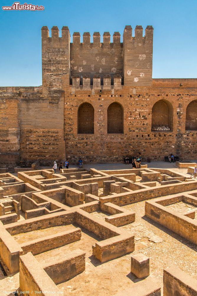 Immagine Uno scorcio dall'alto dell'Alcazaba, Alhambra, Granada, in una giornata di sole - © pql89 / Shutterstock.com