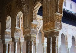 Archi e colonne del Patio dei Leoni all'Alhambra, Granada - © Iakov Filimonov / Shutterstock.com