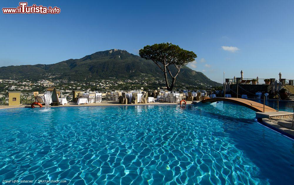 Immagine La piscina termale del resort Hotel San montano a Ischio, ad ovest di Lacco Ameno. - © esherez / Shutterstock.com
