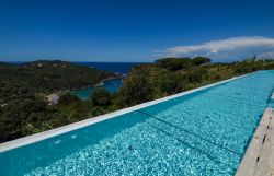 La Infinity Pool termale di San Montano a Lacco Ameno, Ischia - © esherez / Shutterstock.com