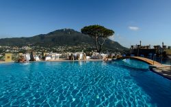 La piscina termale del resort Hotel San montano a Ischio, ad ovest di Lacco Ameno. - © esherez / Shutterstock.com