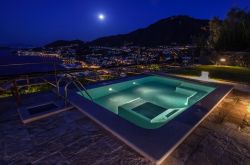 Piscina con aque termale in notturna alle terme San Montano di Lacco Ameno (Ischia) - © esherez / Shutterstock.com
