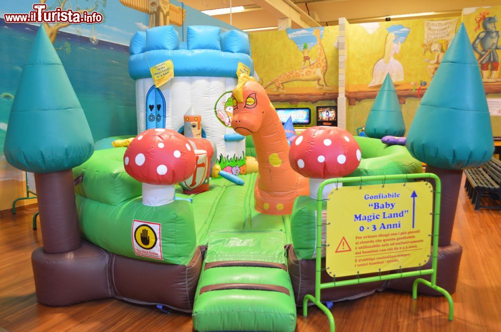 Immagine Un gongiabile per bambini dino a 140 cm di altezza, Villaggio di Piedone, Binasco - ©  www.ilvillaggiodipiedone.com