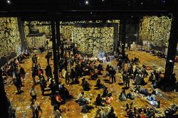 Gli spettatori si sentono parte delle opere d'arte all'Atelier des Lumieres di Parigi