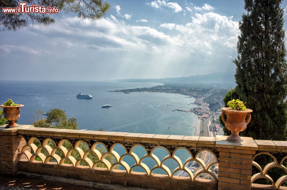 Immagine Il panorama sulla costa dai Giardini della Villa Comunale di Taormina in Sicilia