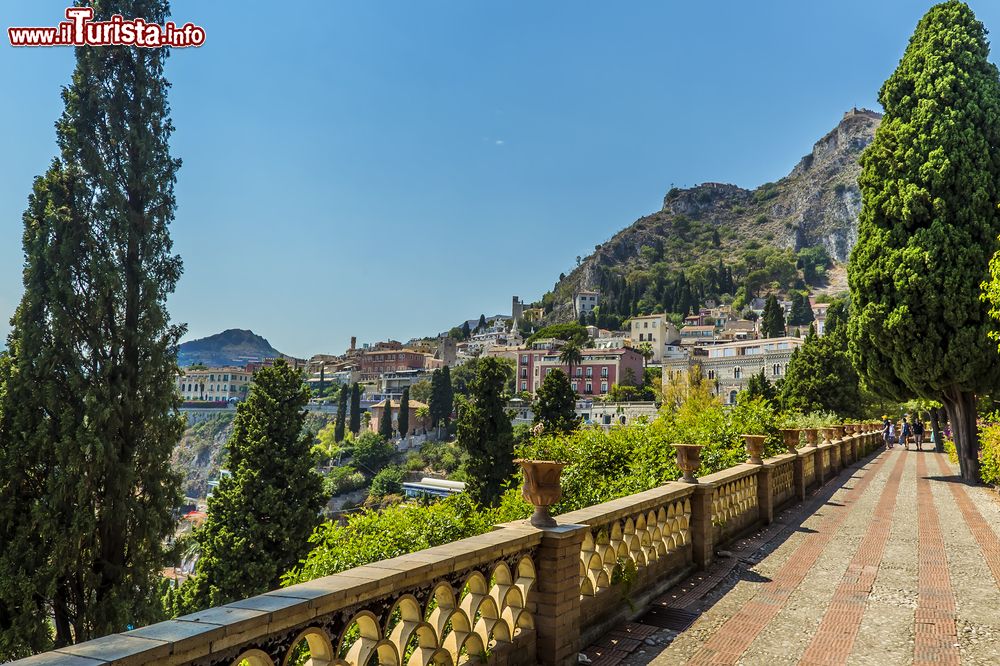 Immagine Passeggiata panoramica ai giardini di Villa Comunale in estate a Taormina (Sicilia)