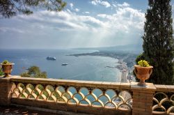 Il panorama sulla costa dai Giardini della Villa Comunale di Taormina in Sicilia