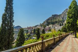 Passeggiata panoramica ai giardini di Villa Comunale in estate a Taormina (Sicilia)