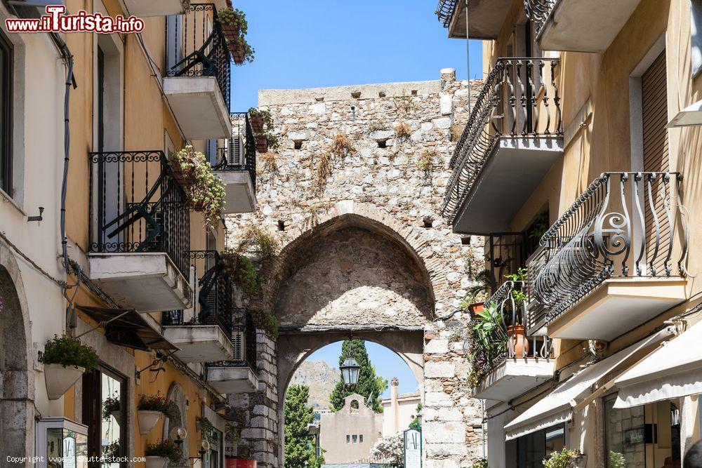 Immagine Corso Umberto I e Porta Catania, il limite occidentale della strada dei negozi in centro a Taormina - © vvoe / Shutterstock.com