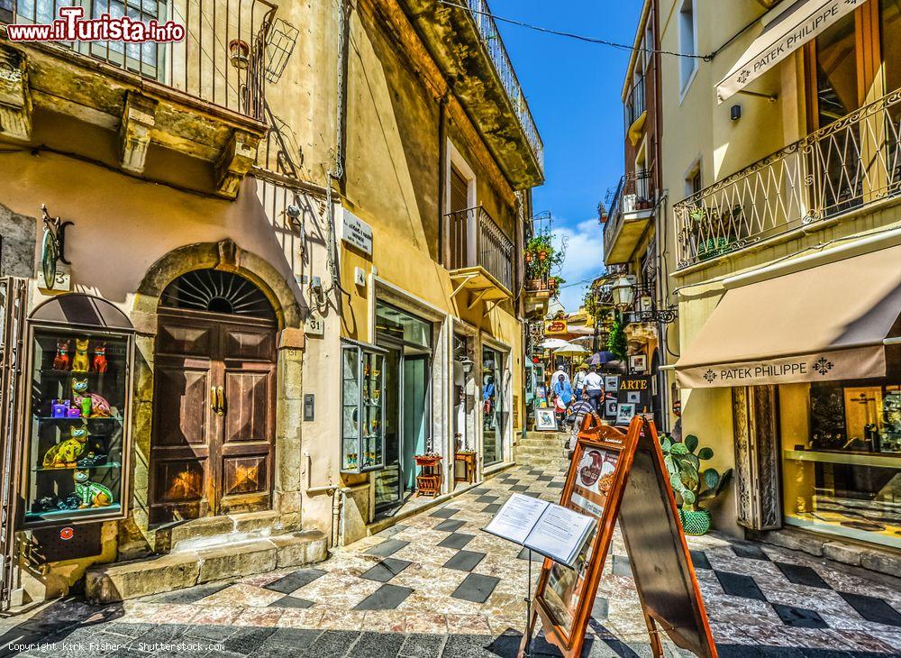 Immagine Il cuore commerciale di Taormina: Corso Umberto I° tra negozi e architetture magnifiche - © Kirk Fisher / Shutterstock.com