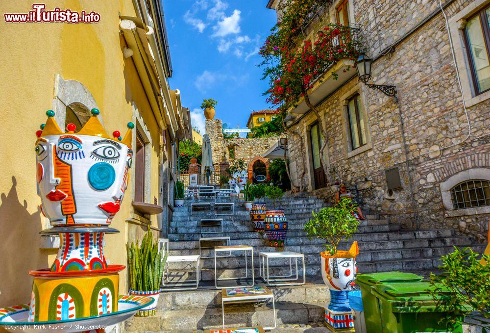 Immagine Negozi di artigianato costellano Corso Umberto I a Taormina in SIcilia - © Kirk Fisher / Shutterstock.com