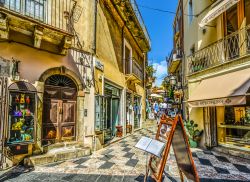 Il cuore commerciale di Taormina: Corso Umberto I° tra negozi e architetture magnifiche - © Kirk Fisher / Shutterstock.com