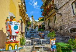 Negozi di artigianato costellano Corso Umberto I a Taormina in SIcilia - © Kirk Fisher / Shutterstock.com