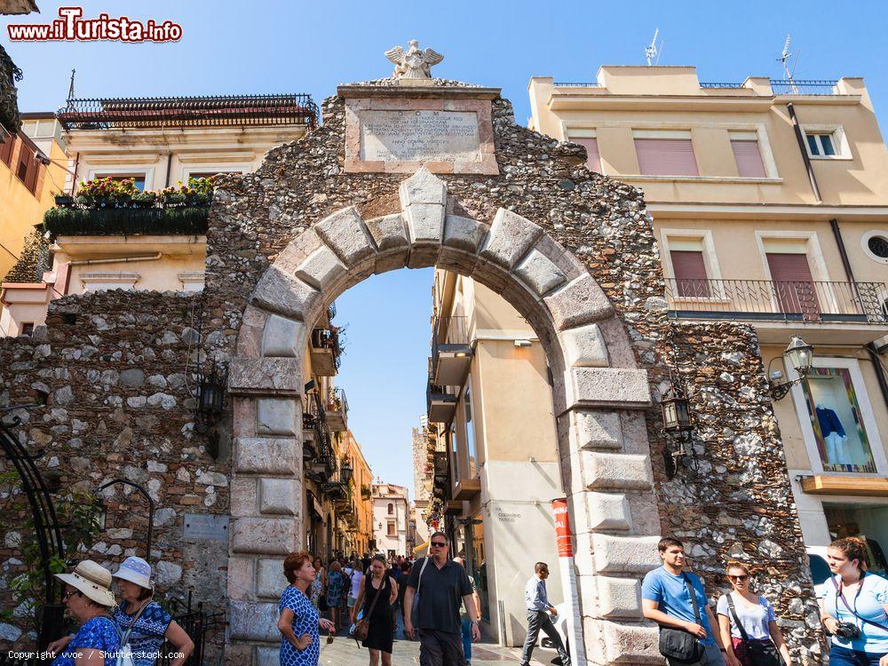 Immagine Porta Messina una delle estremità di Corso Umberto I a Taormina - © vvoe / Shutterstock.com
