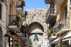 Corso Umberto I e Porta Catania, il limite occidentale della strada dei negozi in centro a Taormina - © vvoe / Shutterstock.com