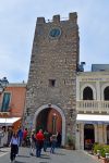 La Torre dell'Orologio o porta di mezzo visibile percorrendo Corso Umberto I a Taormina - © maudanros / Shutterstock.com