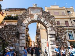 Porta Messina una delle estremità di Corso Umberto I a Taormina - © vvoe / Shutterstock.com