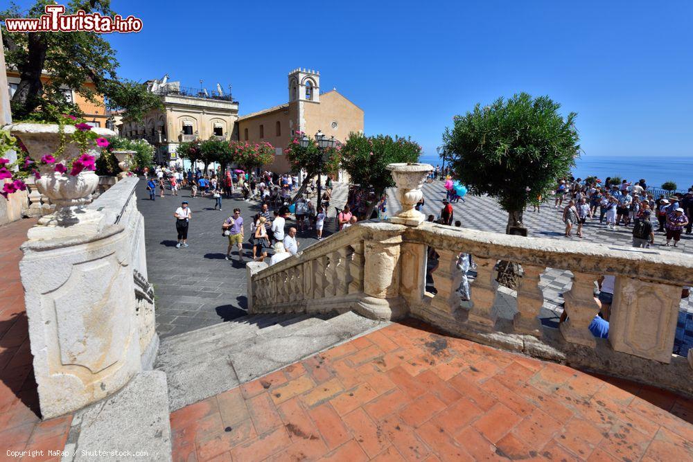 Immagine L'ingresso a Piazza IX aprile il centro del cuore storico di Taormina in Sicilia - © MaRap / Shutterstock.com