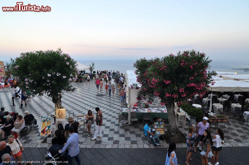 Immagine La terrazza panoramica di Piazza IX Aprile al tramonto a Taormina - © cristian ghisla / Shutterstock.com