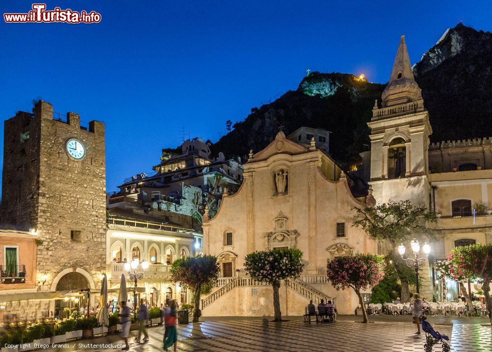 Immagine Piazza IX Aprile alla sera, la chiesa di San Giuseppe e la torre dell'orologio simbolo di Taormina - © Diego Grandi / Shutterstock.com