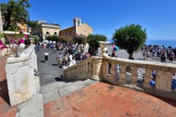 L'ingresso a Piazza IX aprile il centro del cuore storico di Taormina in Sicilia - © MaRap / Shutterstock.com