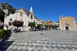 La centrale Piazza IX Aprile la terrazza panoramica di Taormina in Sicilia