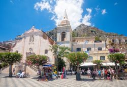La Chiesa di San Giuseppe fotografata da Piazza IX Aprile, centro di Taormina, Sicilia - © andras_csontos / Shutterstock.com