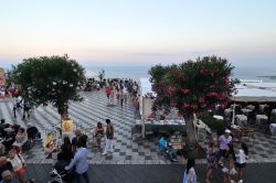 La terrazza panoramica di Piazza IX Aprile al tramonto a Taormina - © cristian ghisla / Shutterstock.com