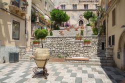Un angolo di Piazza IX Aprile a Taormina, nel cuore barocco del borgo siciliano