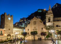 Piazza IX Aprile alla sera, la chiesa di San Giuseppe e la torre dell'orologio simbolo di Taormina - © Diego Grandi / Shutterstock.com