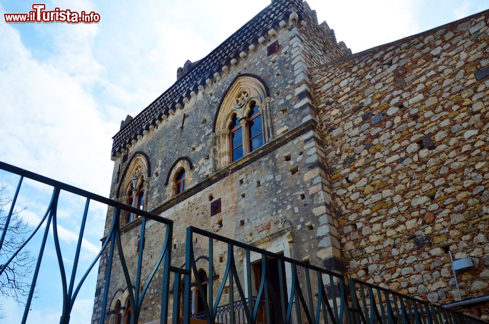 Immagine Particolare della facciata del Palazzo dei Duchi di Santo Stefano nel borgo di Taormina