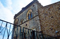 Particolare della facciata del Palazzo dei Duchi di Santo Stefano nel borgo di Taormina