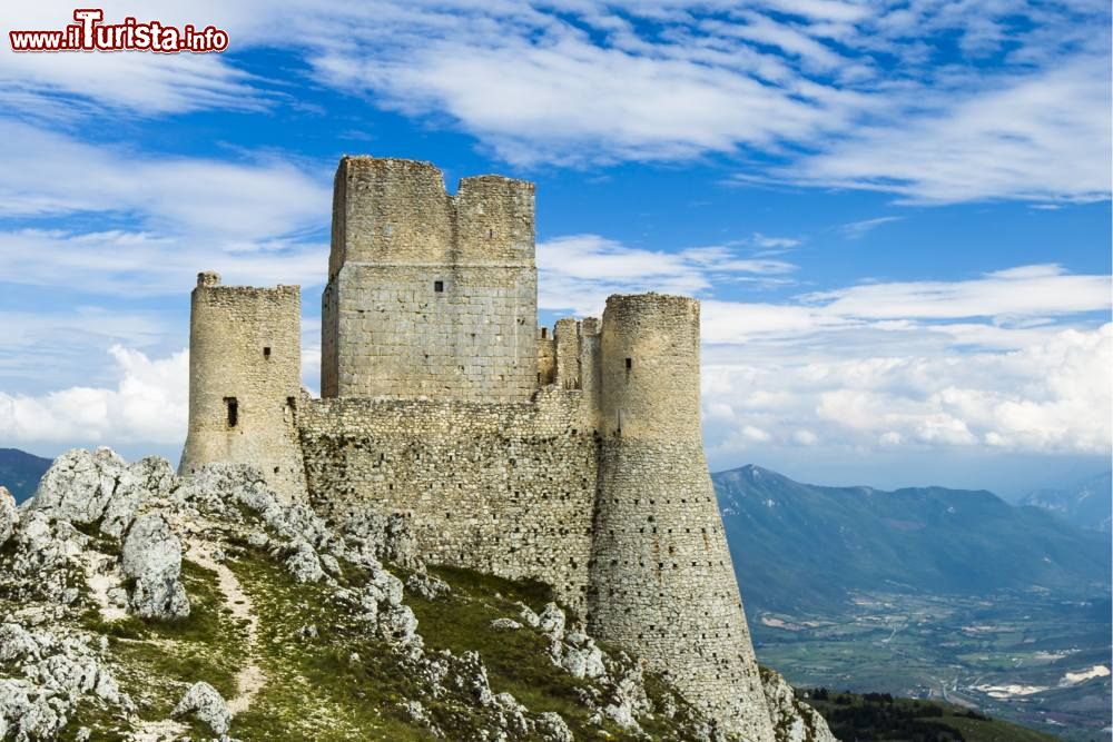 Immagine Il Castello di Lady Hawke a Rocca Calascio sui monti dell'Abruzzo  - © Gisella Lupi / Shutterstock.com