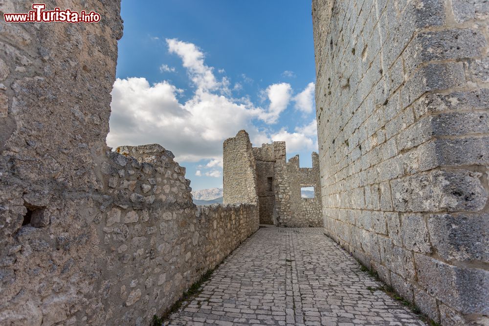 Immagine Passeggiata sulle mura del castello di Rocca Calascio tra le montagne abruzzesi