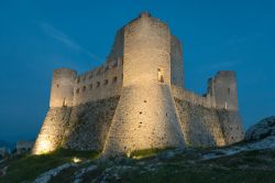 Fotografia notturna della fortezza di Rocca Calascio in Abruzzo