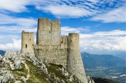 Il Castello di Lady Hawke a Rocca Calascio sui monti dell'Abruzzo  - © Gisella Lupi / Shutterstock.com