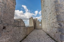 Passeggiata sulle mura del castello di Rocca Calascio tra le montagne abruzzesi