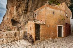 Una delle antiche abitazioni costruite nella Grotta di Mangiapane a Custonaci, provincia di Trapani (Sicilia).

