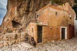 Una delle antiche abitazioni costruite nella Grotta di Mangiapane a Custonaci, provincia di Trapani (Sicilia).

