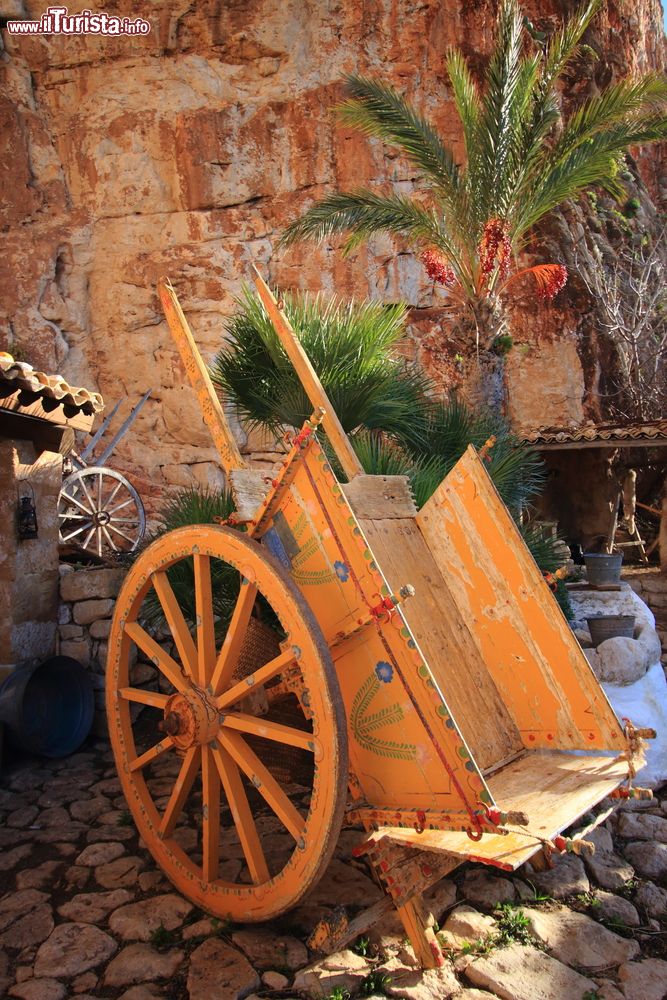 Immagine Un tipico carretto siciliano nella Grotta di Mangiapane a Custonaci, provincia di Trapani.