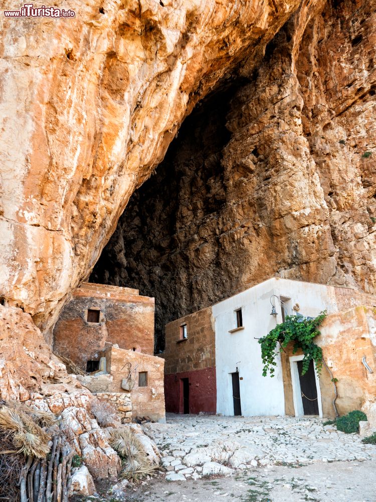 Immagine L'insediamento preistorico delle Grotte di Scurati, frazione di Custonaci, Trapani. Si tratta di un gruppo di 9 grotte tra cui quella di Mangiapane, la più grande con i suoi 70 metri di altezza e i 13 di larghezza.