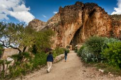 Gente in visita alla Grotta di Mangiapane a Custonaci, provincia di Trapani (Sicilia). Sorge in località Scurati ed è nota anche come Grotta degli Uffizi. E' una delle più ...