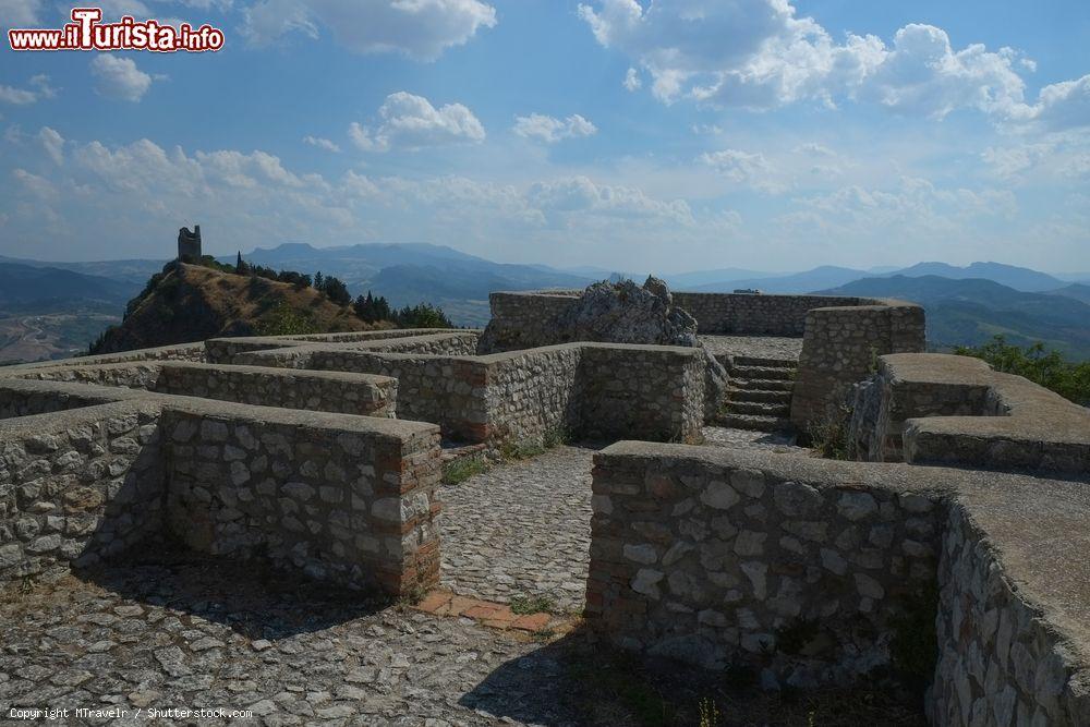 Immagine Cortile interno della fortezza medievale di Torriana, provincia di Rimini, Emilia Romagna. Di epoca malatestiana, questa rocca ha subito nella seconda metà del '900 un importante intervento di restauro - © MTravelr / Shutterstock.com