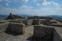 Cortile interno della fortezza medievale di Torriana, provincia di Rimini, Emilia Romagna. Di epoca malatestiana, questa rocca ha subito nella seconda metà del '900 un importante ...