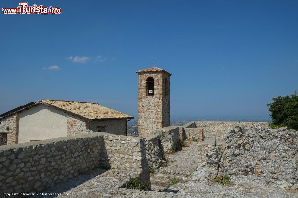 Immagine Resti della fortezza medievale di Torriana, provincia di Rimini, con la torre campanaria sullo sfondo (Emilia Romagna) - © MTravelr / Shutterstock.com