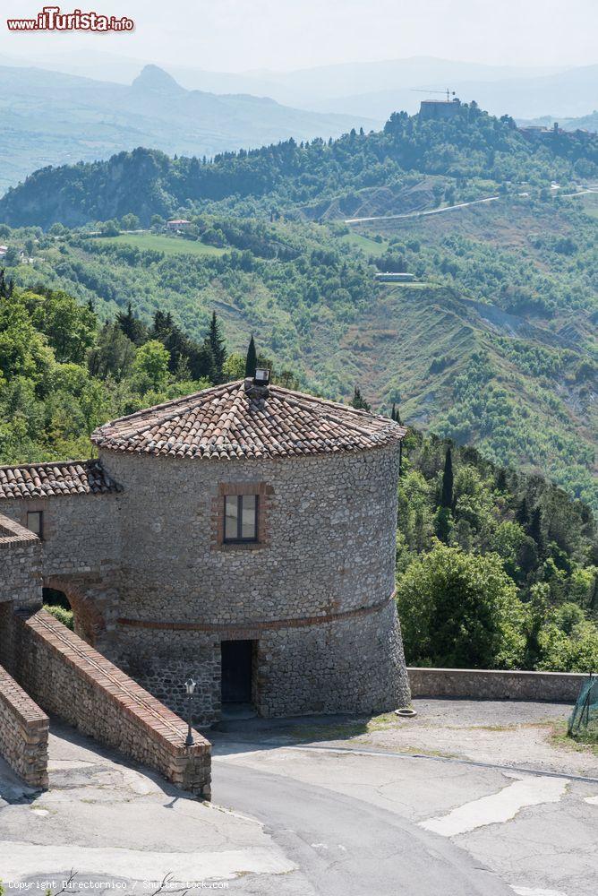 Immagine Un tratto delle fortificazioni di Torriana con veduta sul paesaggio circostante, provincia di Rimini, Emilia Romagna - © Directornico / Shutterstock.com