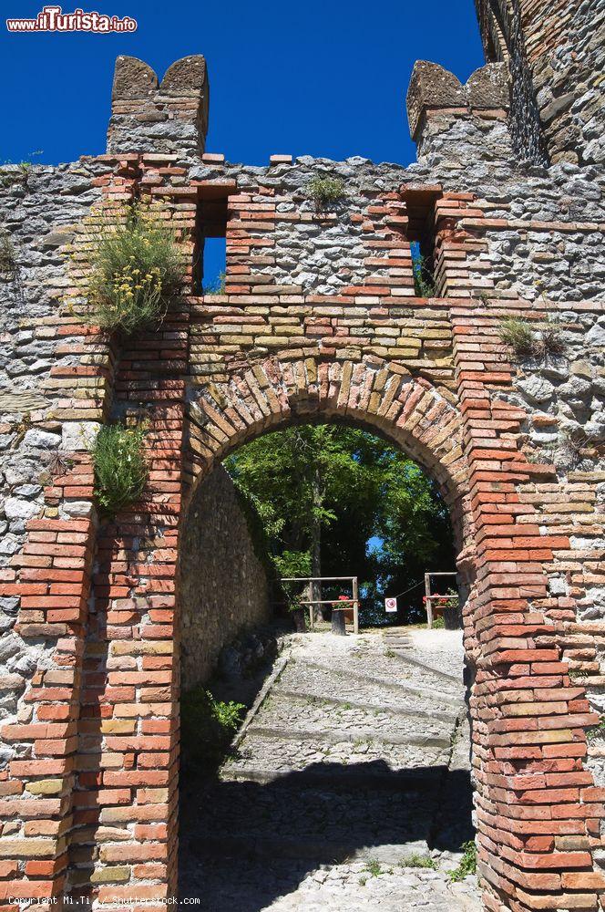 Immagine Una porta d'accesso al Castello di Azzurrina a Montebello di Torriana. - © Mi.Ti. / Shutterstock.com