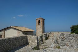 Resti della fortezza medievale di Torriana, provincia di Rimini, con la torre campanaria sullo sfondo (Emilia Romagna) - © MTravelr / Shutterstock.com